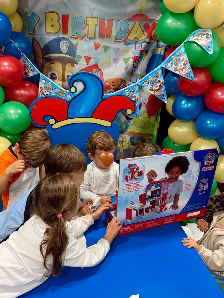 El hijo de Marta Lozano, con sus amigos