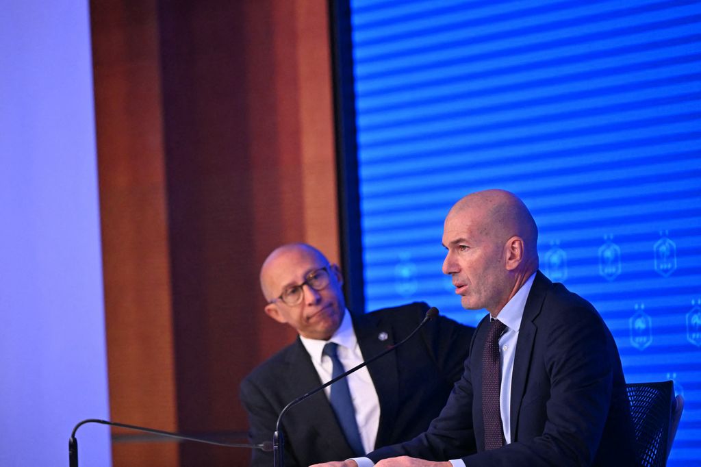 Zinedine Zidane con Philippe Diallo este martes en la sede de 'Les Bleus' en París