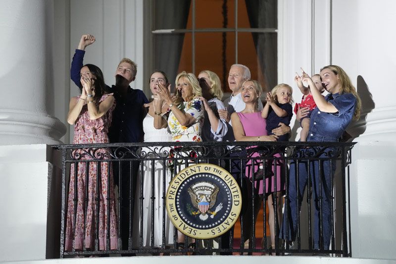 Joe y Jill Biden con su familia en la Casa Blanca