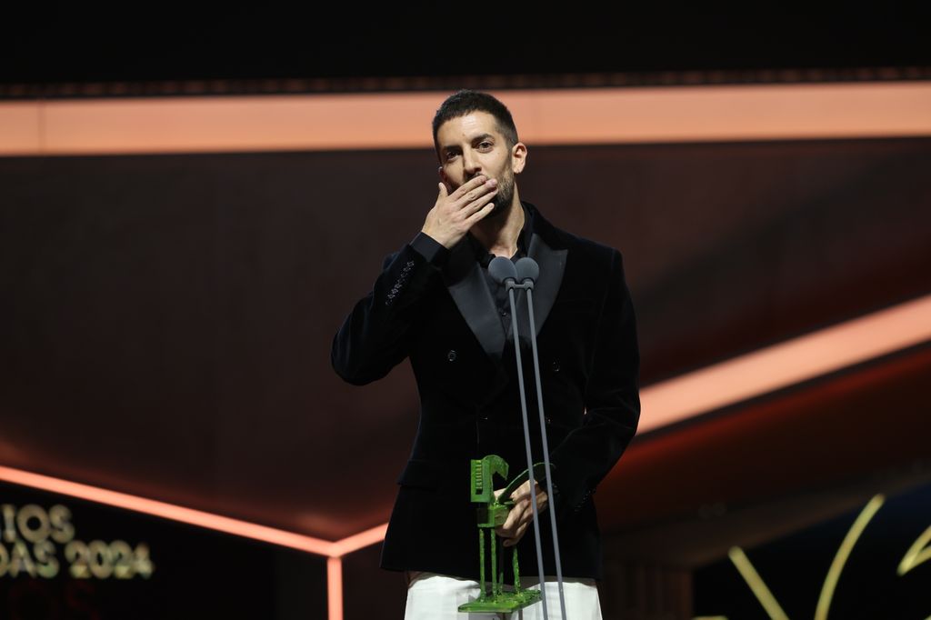 Plano medio de David Broncano agradeciendo su premio Ondas