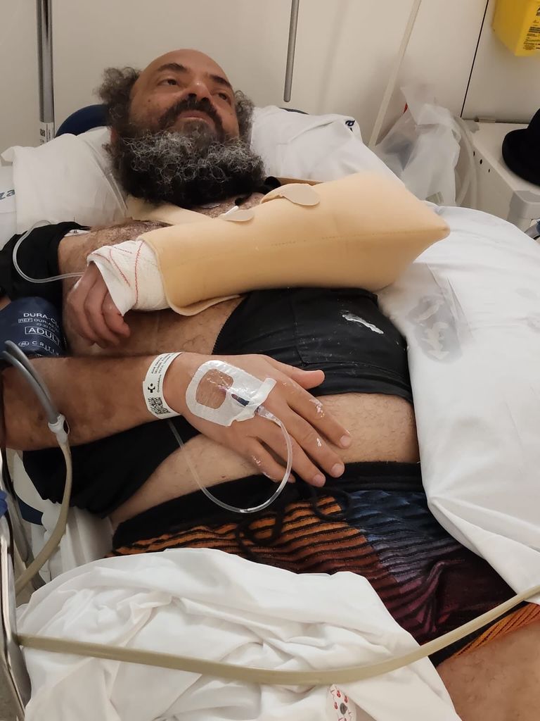 Ignatius Farray en el hospital con el brazo en cabestrillo
