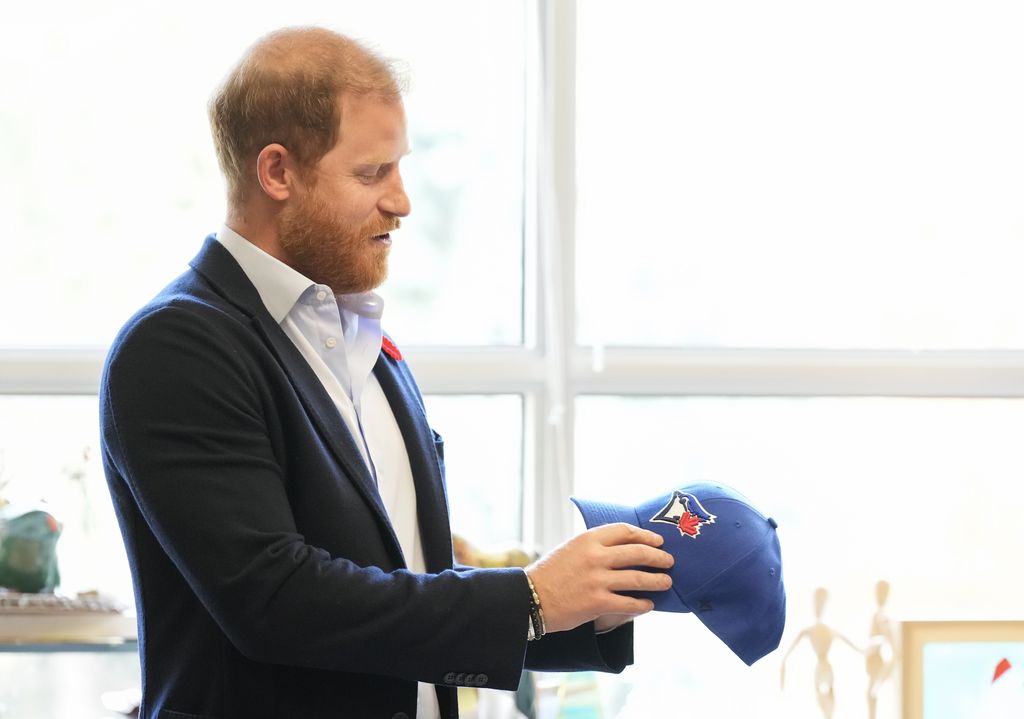 El príncipe Harry recibió una gorra de los Toronto Blue Jays durante su encuentro con veteranos el 6 de noviembre.
