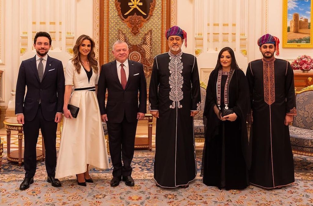 El Sultán, la Primera Dama y el príncipe heredero de Omán reciben en su palacio oficial a los reyes de Jordania, Abdalá y Rania, acompañados por su hijo mayor y heredero, Hussein de Jordania