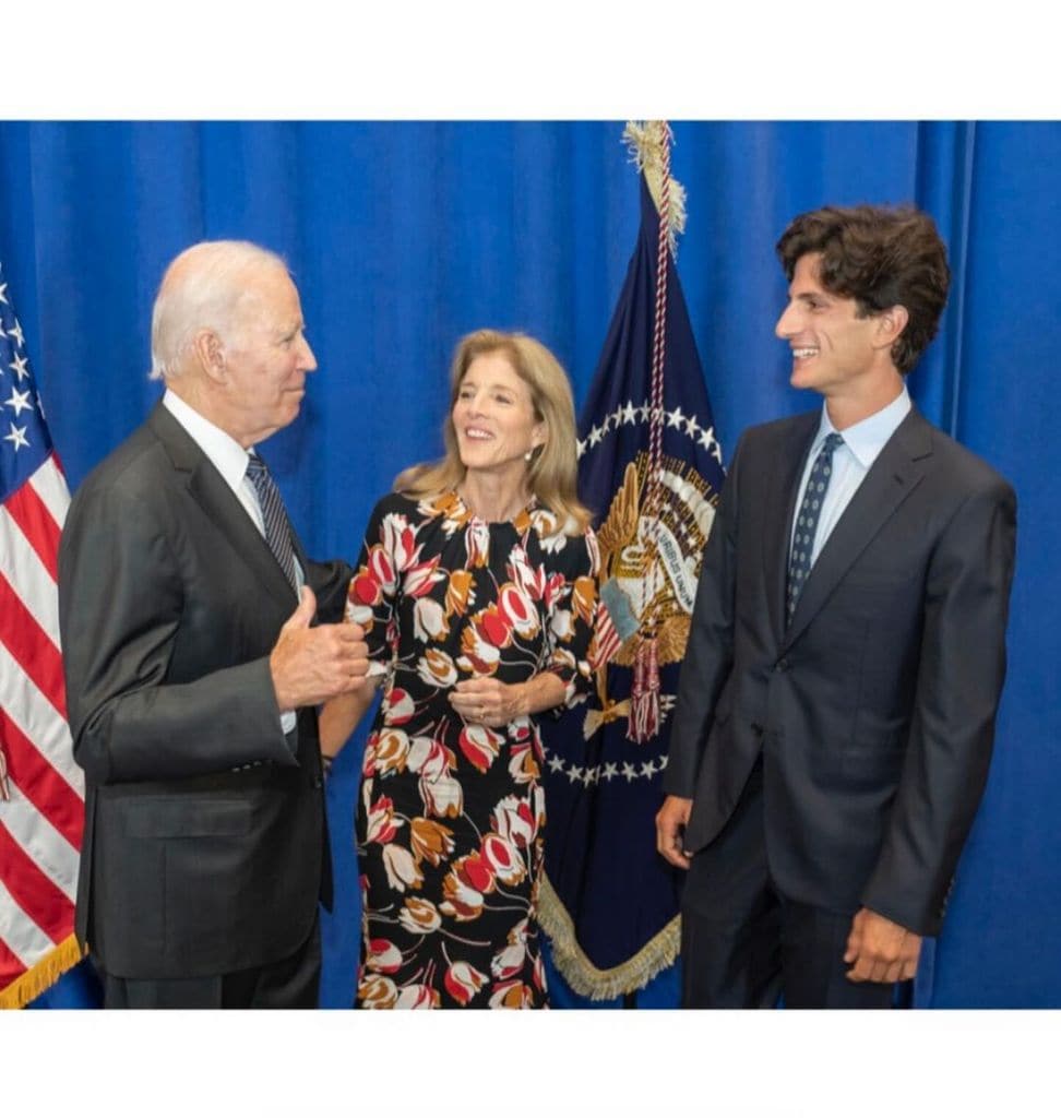 Jack Schlossberg junto a Joe Biden