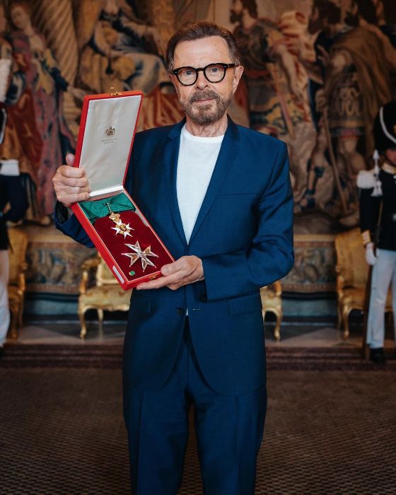 Carlos Gustavo y Silvia de Suecia condecoran a ABBA