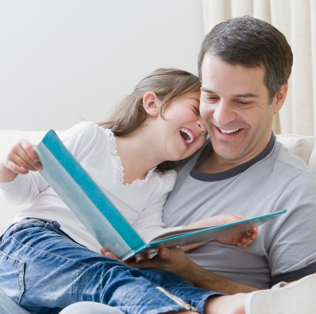 Padre lee a su hija