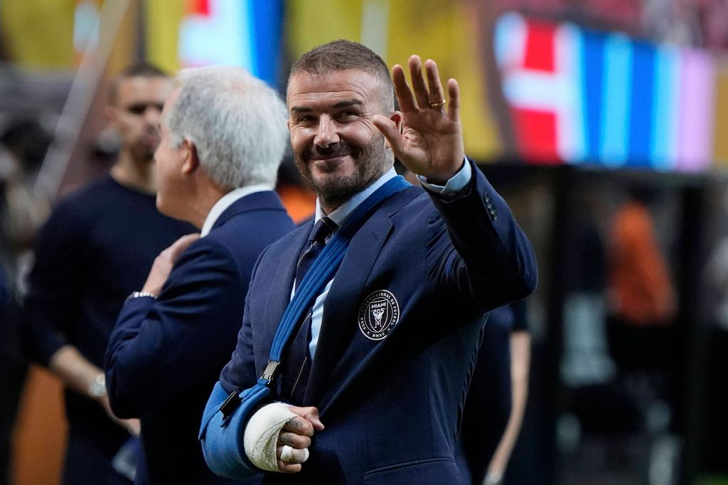 David Beckham reaparece tras su operación con el brazo en cabestrillo