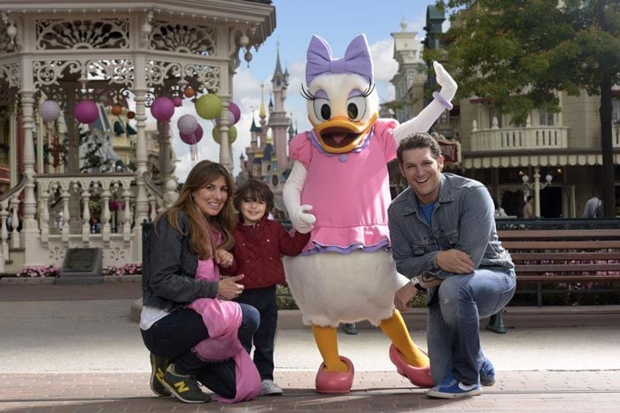 Una de las cosas que más le gustó a Pedro fue conocer a sus personajes favoritos como Daisy y Pluto, algo que le fascinó como dijeron sus padres ©Disneyland Paris
