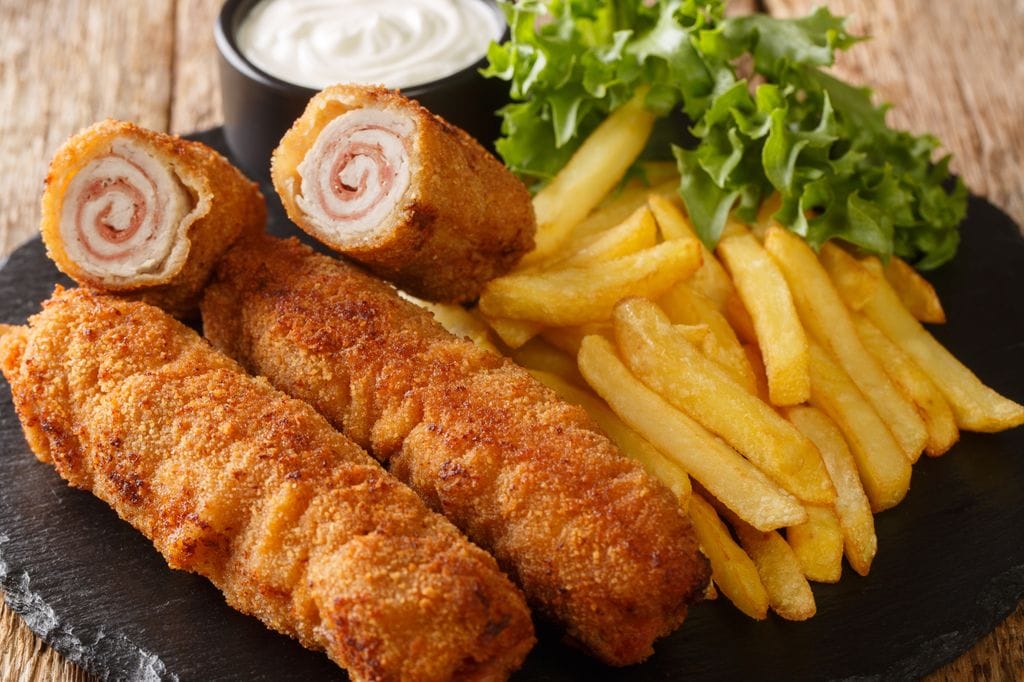 El flamenquín se hace sobre todo en Córdoba y es un rollito de carne relleno de jamón empanado y frito.