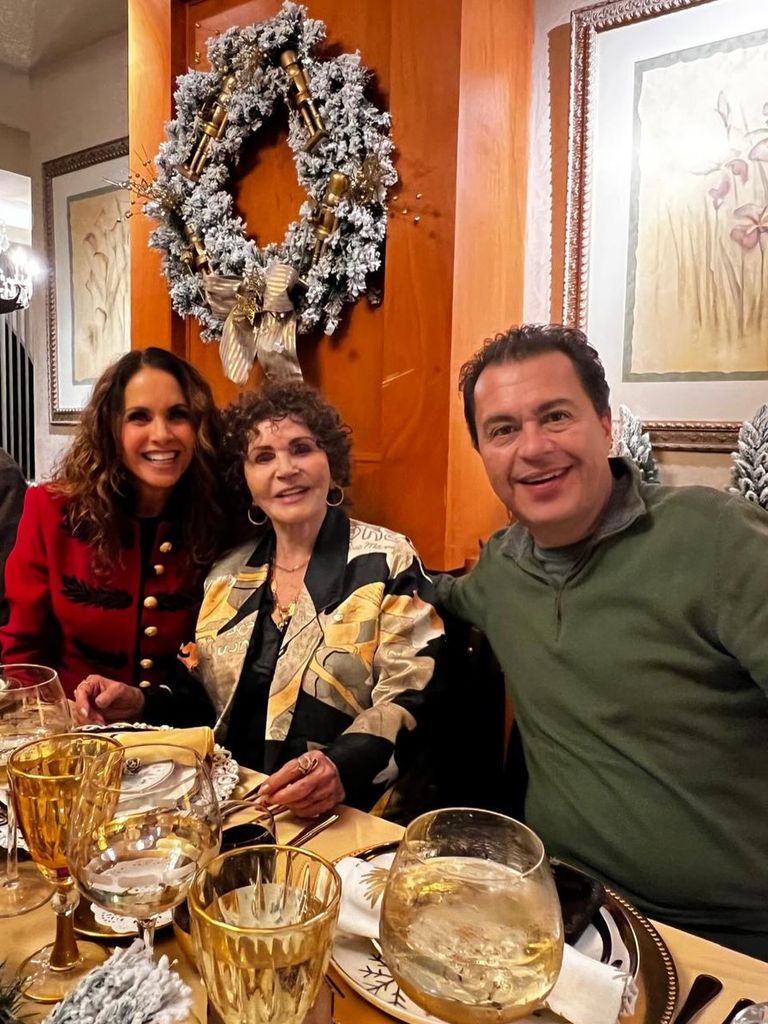 Lucero con su madre y su hermano en la Navidad