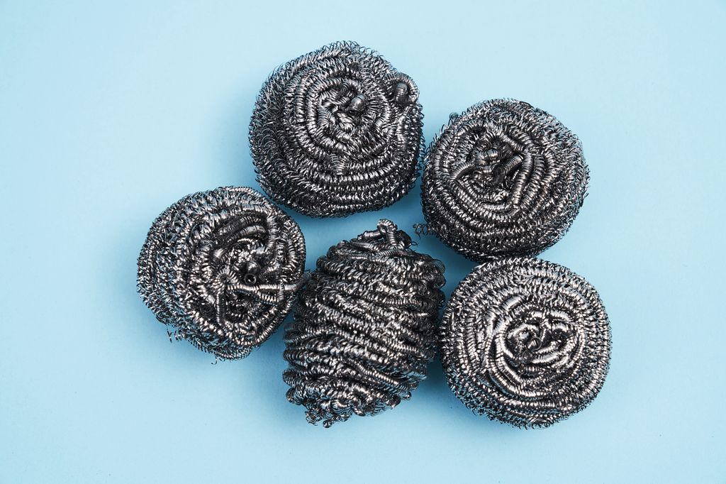 El uso del estropajo de acero está limitado a materiales muy duros y que no puedan rayarse