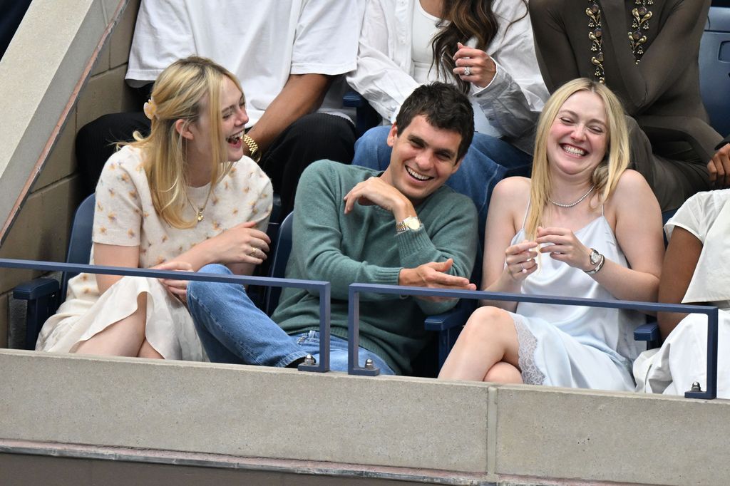Las hermanas Elle y Dakota Fanning viendo la final del US Open 2025