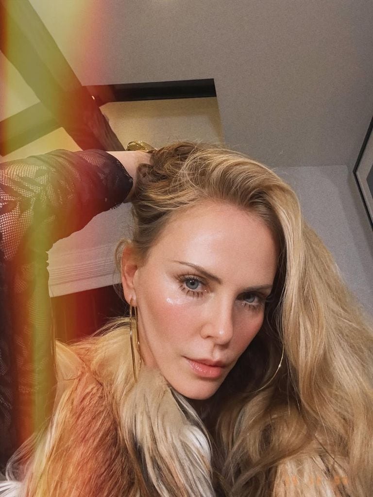 Charlize Theron más joven que nunca en sus últimos selfies