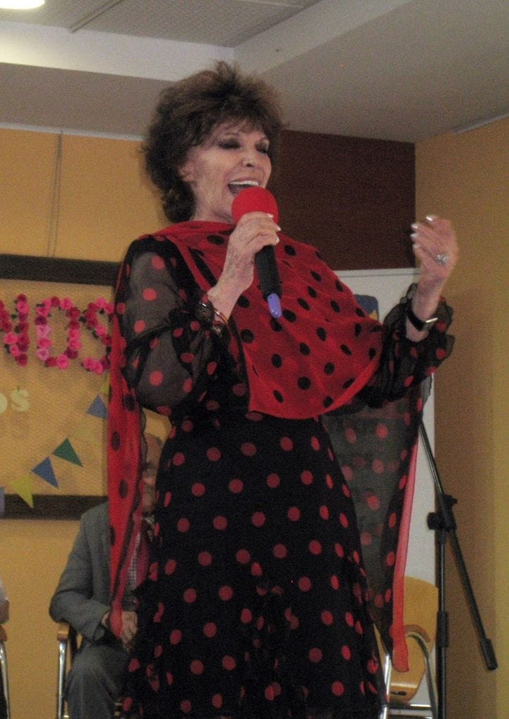 La intérprete cantó en el día que recibía un premio