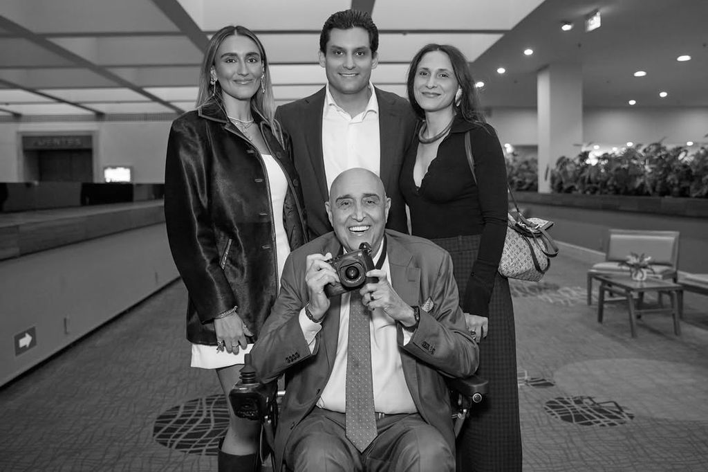 Pedro Torres con sus tres hijos: Apolonia, Pedro Antonio y Emilia.