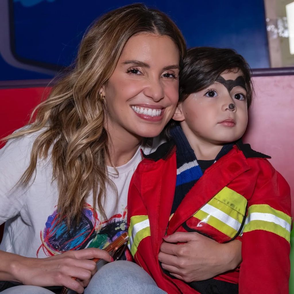 Andrea Escalona le organizó una fiesta de Mickey Mouse.