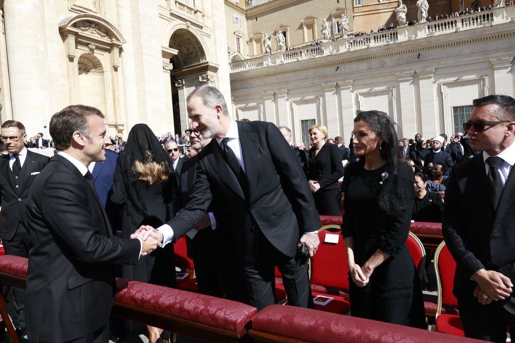 El Rey, junto a doña Letizia, saluda a Emmanuel Macron durante el funeral del papa Francisco (Roma. 26 de abril de 2025)