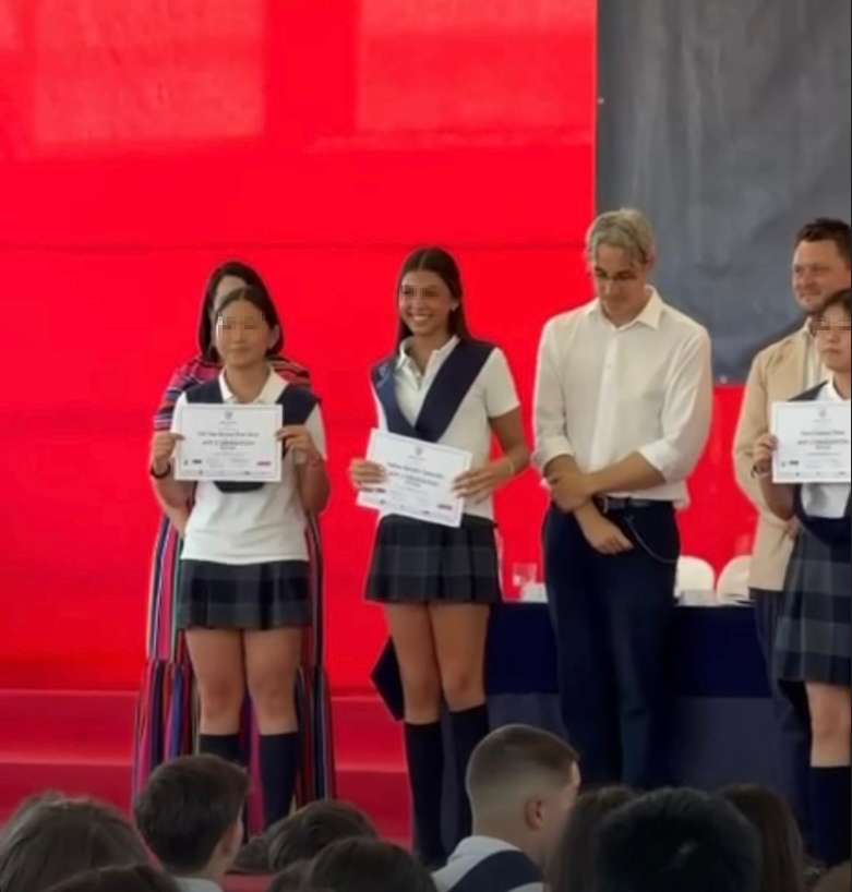 Salma la hija de Joaquín recibiendo su título de bachillerato