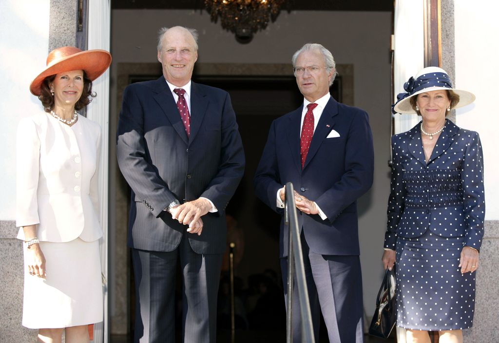 El rey Harald junto a la reina Sonia y los reyes Carlos Gustavo y Silvia de Suecia, con quienes mantuvo durante décadas una estrecha relación familiar y de amistad