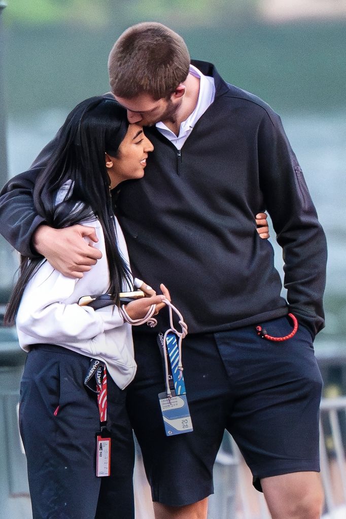 Juan Urdangarin, dándole un beso a Sophia Khan