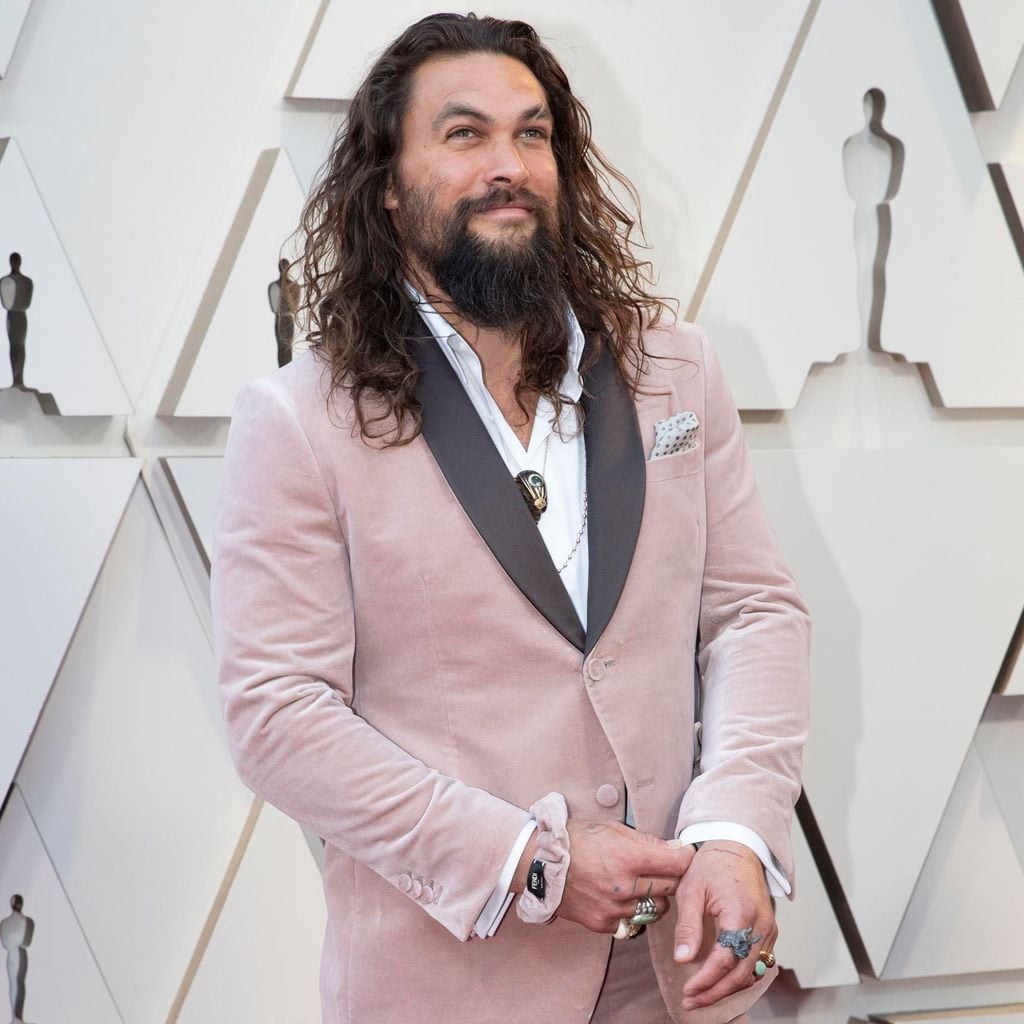jason momoa con traje rosa en los 91st annual academy awards