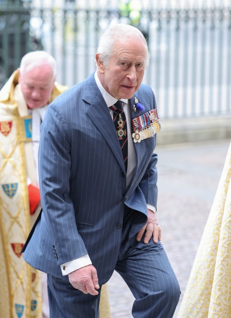 El rey Carlos III en el servicio de acción de gracias en la Abadía de Westminster por el día de la Victoria 