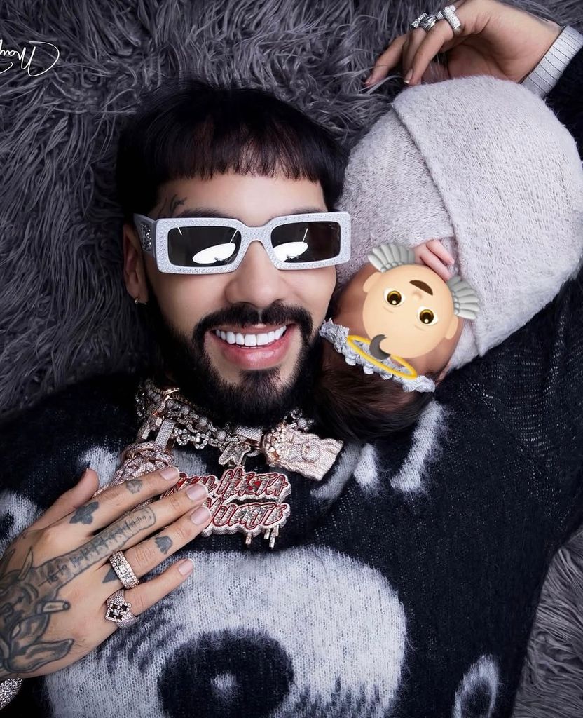 Anuel AA junto a su última hija, Emma Luna