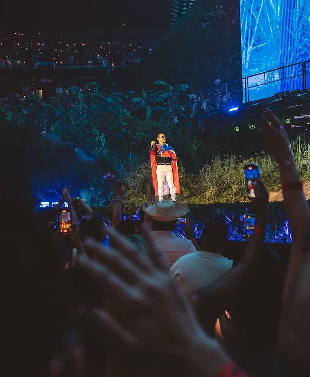 El cantante salió al escenario enfundado en la bandera de Puerto Rico