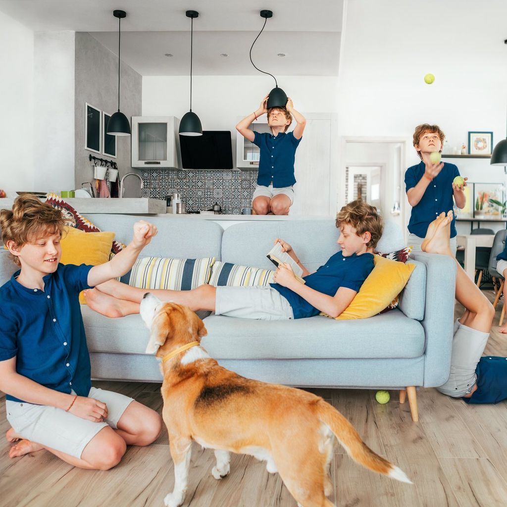 Niños realizando actividades en casa.