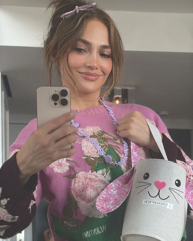 Jennifer Lopez celebró las Pascuas con sus hijos Emme y Max a la distancia.