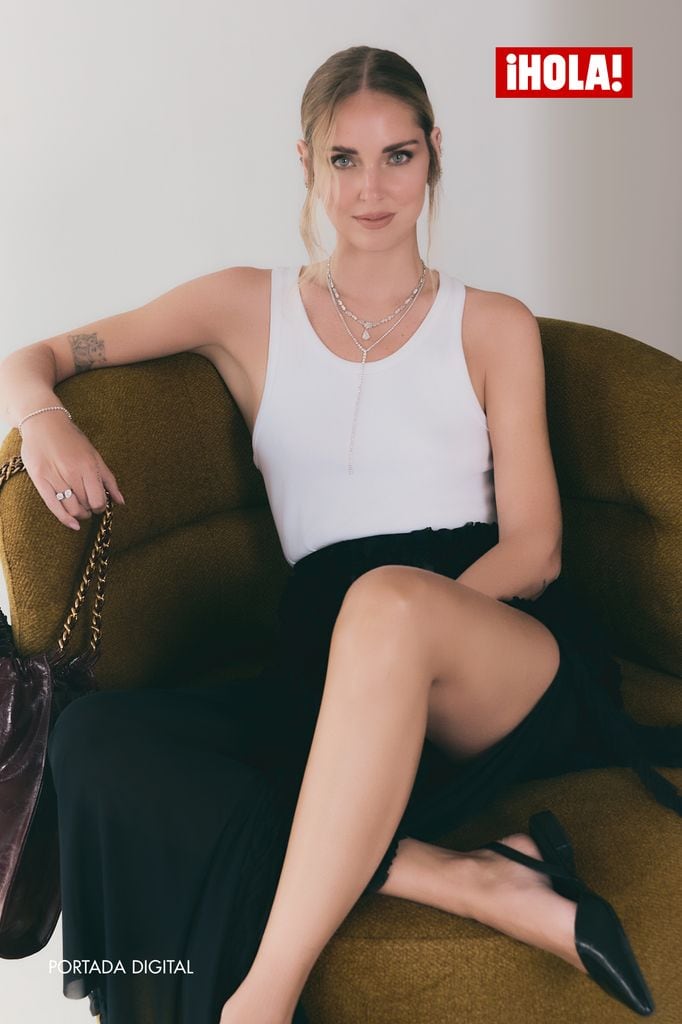 Chiara luce un bolso de la nueva colección de Clōe —firma de la que es imagen esta temporada—,acompañado de una falda de HUA y joyería de Daniela Califa.