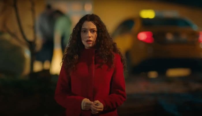 Asiye ve a Doruk sujetando a Yasmin y malinterpreta la situación en 'Hermanos'