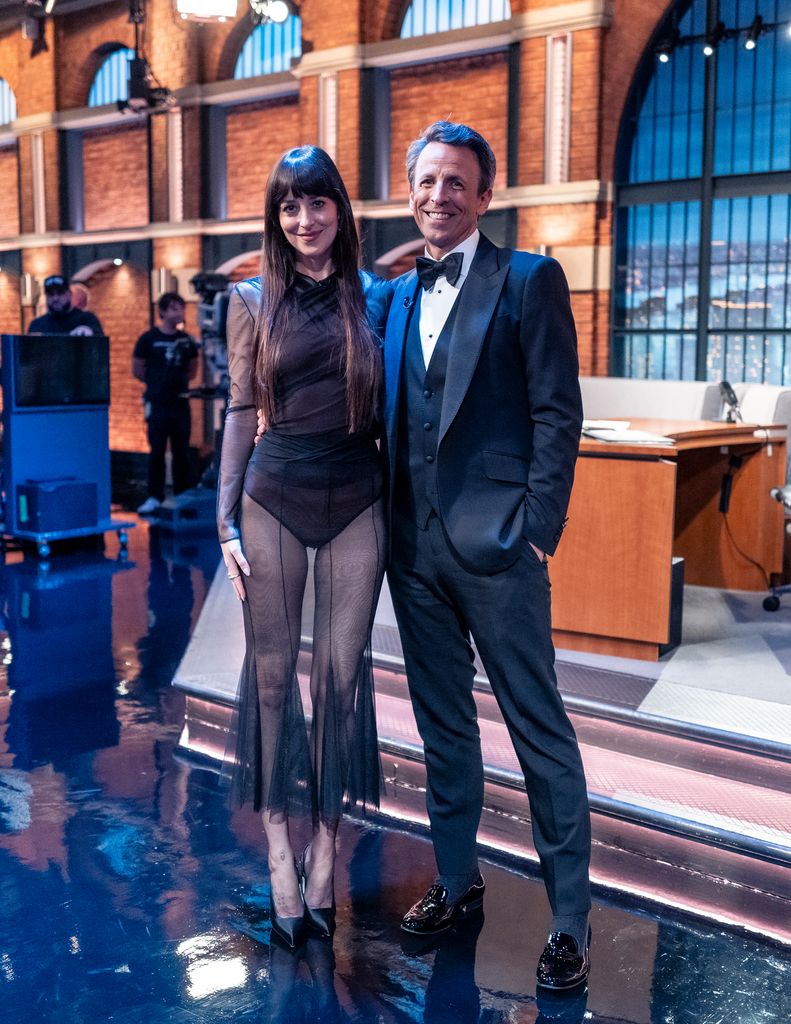 Dakota Johnson con Seth Meyers para promocionar su nueva película.