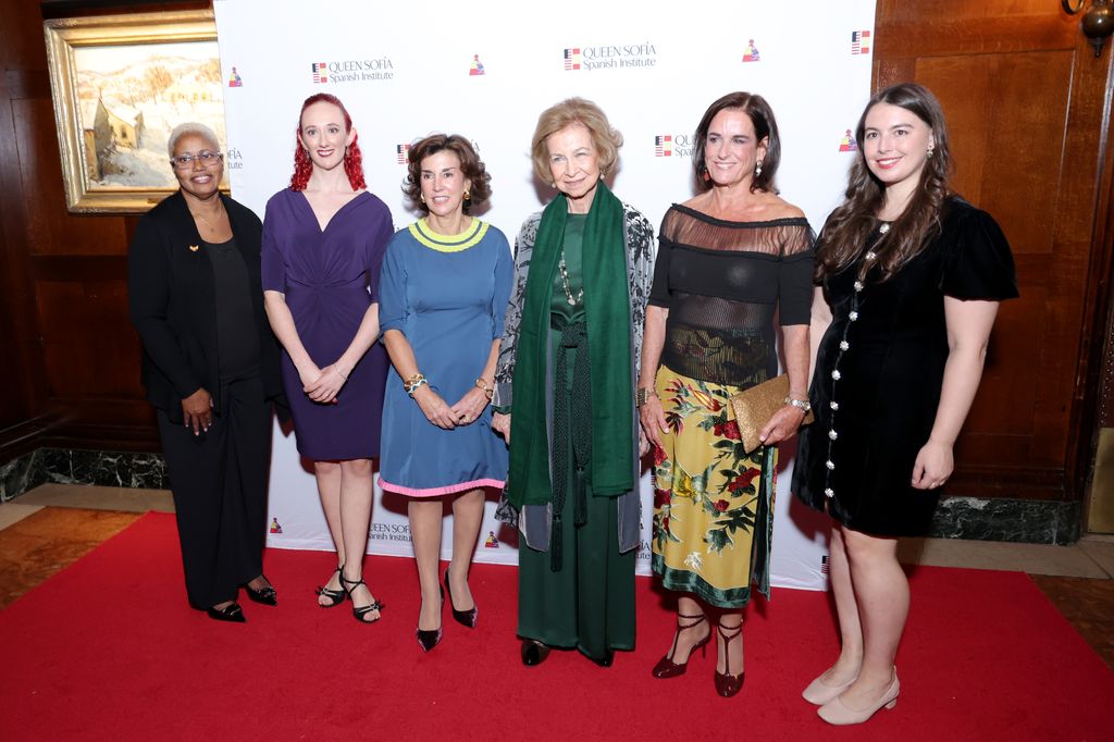 Peggy Holder-Jones, Celia Maldonado, Begoña Santos, la reina Sofía, Pilar Lladó e Isabel Rivero en la ceremonia del “Sophia Award for Excellence” del Queen Sofia Spanish Institute, celebrada en el University Club en noviembre del 2024 en Nueva York. 