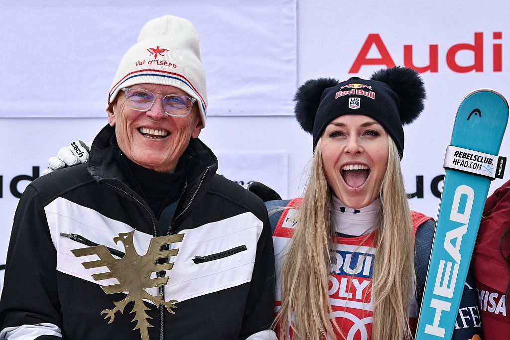 La estadounidense Lindsey Vonn celebra con su padre Alan Kildow el bronce en la carrera de descenso femenina de la Copa del Mundo de Esquí Alpino FIS 2025-2026, en Val d'Isère, Francia, en diciembre de 2025