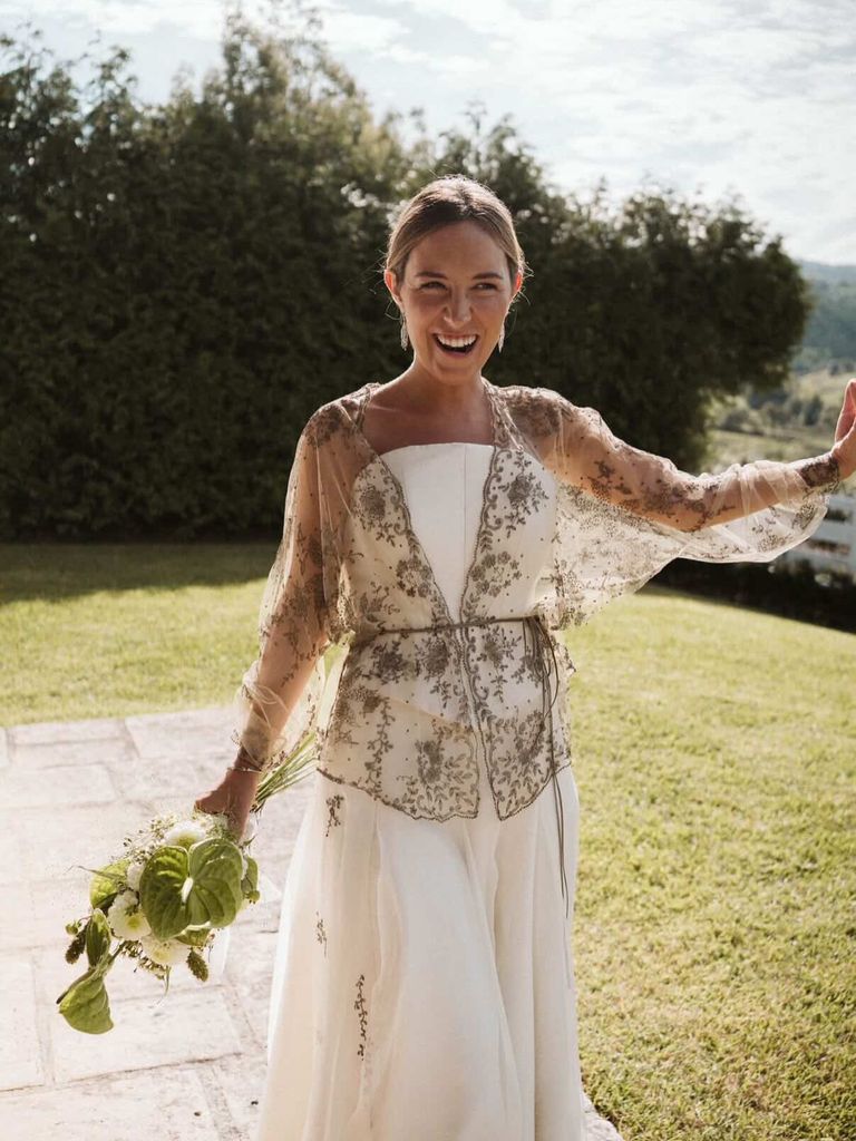Novias virales con vestidos de encaje plateado