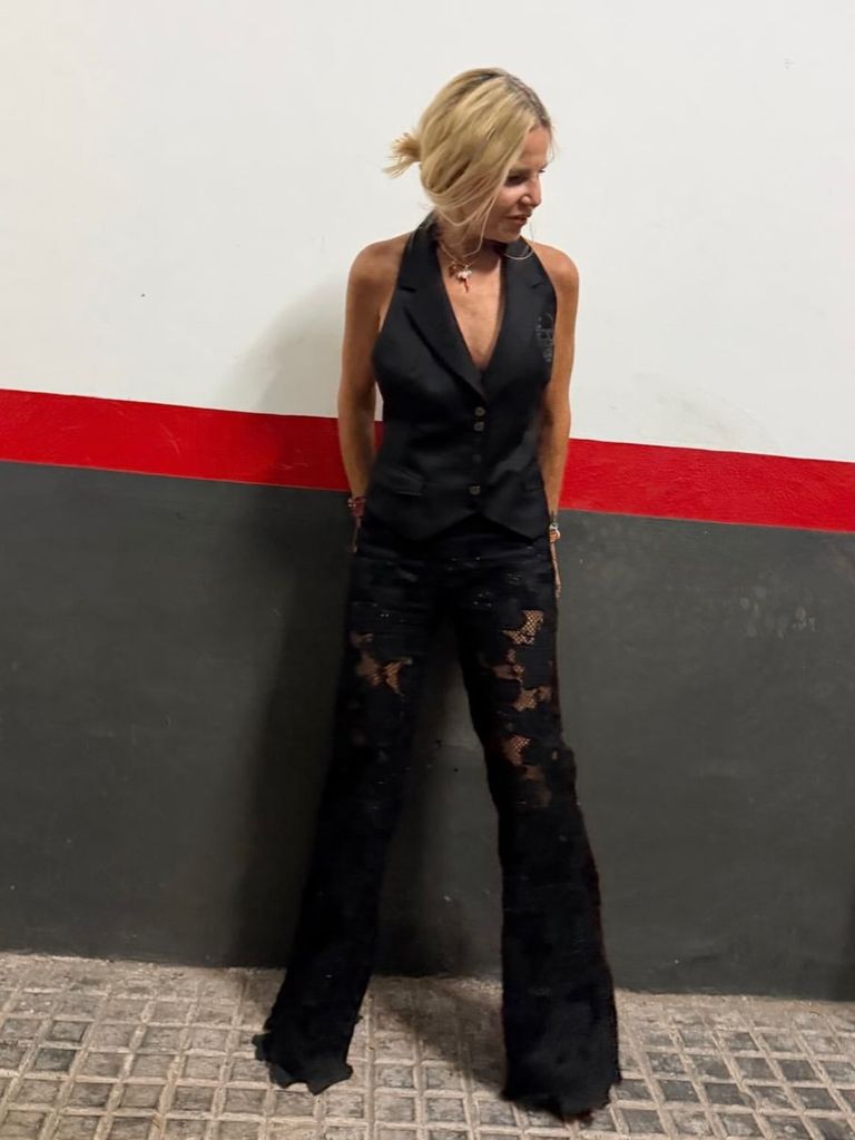 Eugenia Martínez de Irujo con pantalones negros de encaje y chaleco del mismo color.