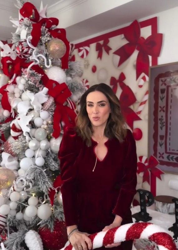 Jacky posó frente al árbol de Navidad muy emocionada