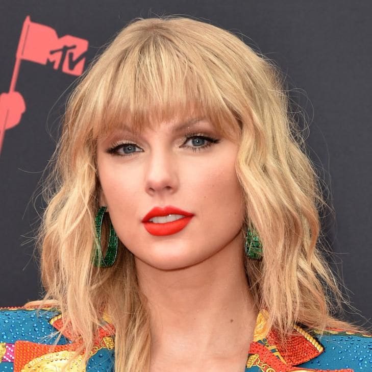 taylor swift favorece un maquillaje con labiales rojos como en los vma 2019