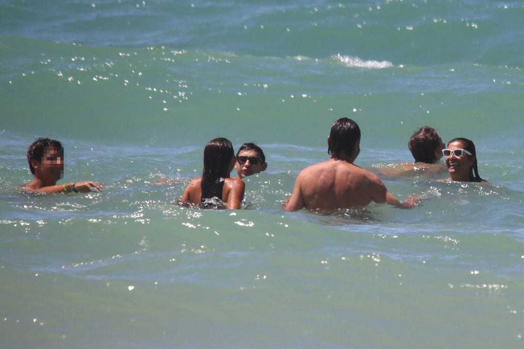 Nuria Roca y Juan del Val con sus hijos en una playa de Cádiz, 14 de agosto de 2024
