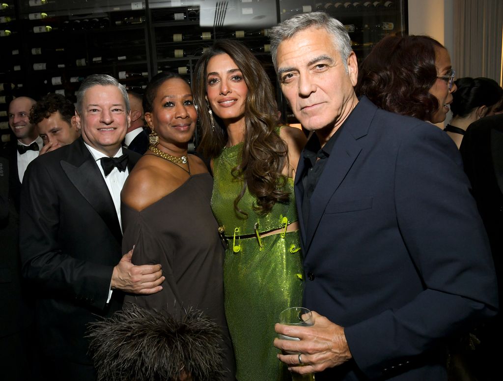Amal lució con total seguridad el vestido verde de Versace mientras posaba junto a Ted Sarandos, codirector ejecutivo de Netflix, la diplomática estadounidense Nicole Avant y su esposo.