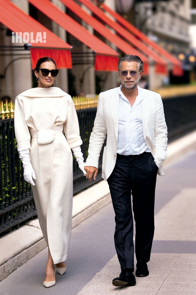 Nieves Álvarez y Bill Saad caminando como marido y mujer