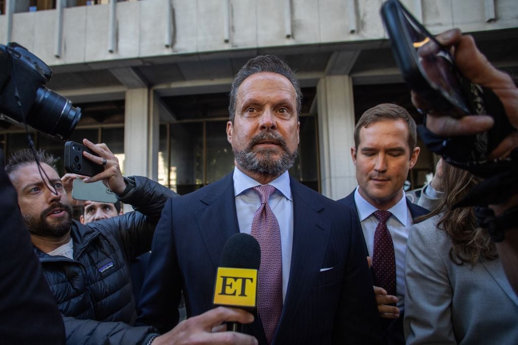 Alan Jackson se dirigió a la prensa a su salida del tribunal en Los Ángeles.