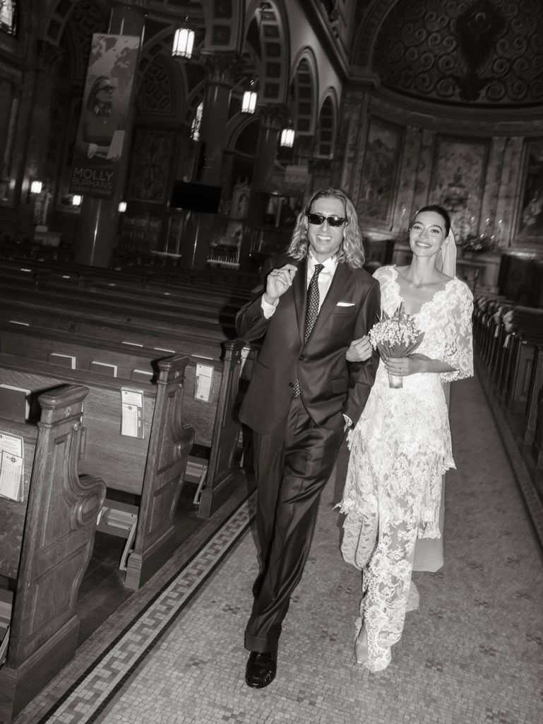 Los recién casados salen de la iglesia