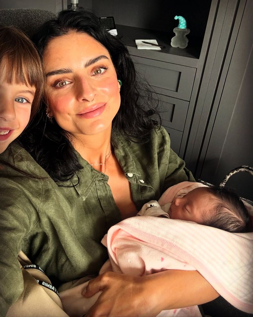 Aislinn Derbez es la más feliz de tener en casa a su sobrina 