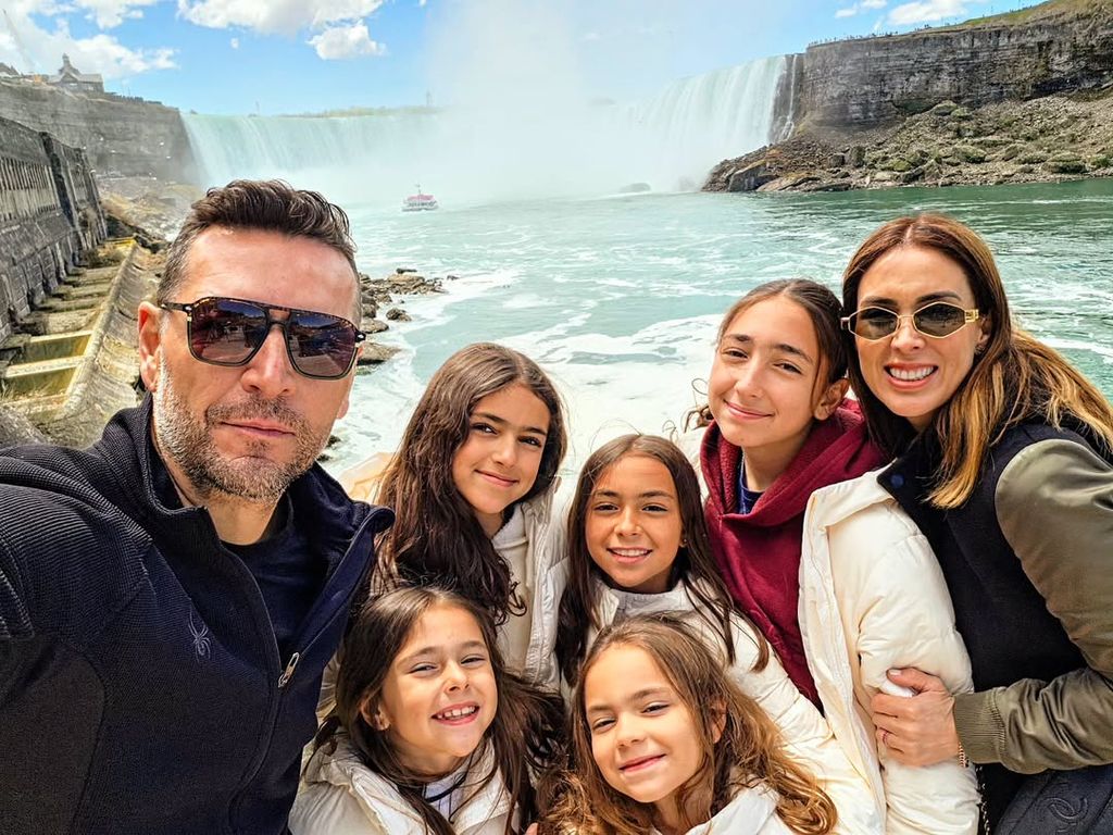 Martín Fuentes y Jacky Bracamontes con sus hijas.