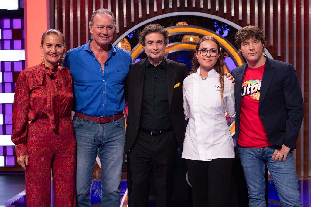 Los jueces, con Bertín Osborne y la pastelera Mar Ibáñez.