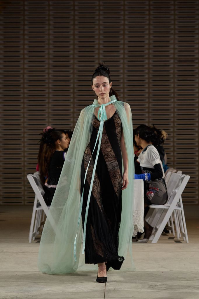 Sentimiento, una de las propuestas más llamativas de la escena de moda mexicana actual. Presentó su colección TRAUMNOVELLE en el marco del Volvo México Fashion Week Guadalajara