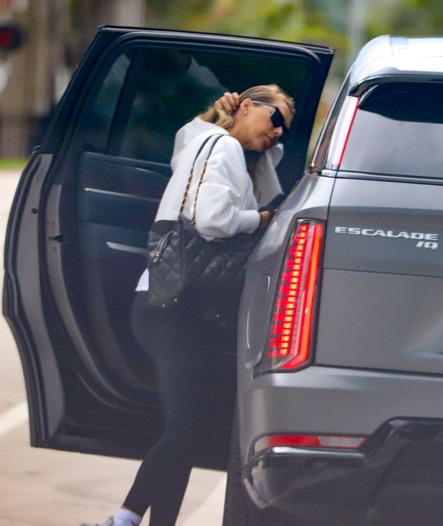 Anna Kournikova fue captada mientras llevaba a su hijo a una clase de gimnasia.