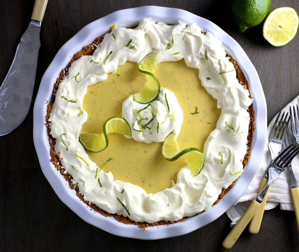 Base de galleta, relleno de leche condensada y zumo de lima y decoración con nata y rodajas de lima: la Key lime pie más clásica. 